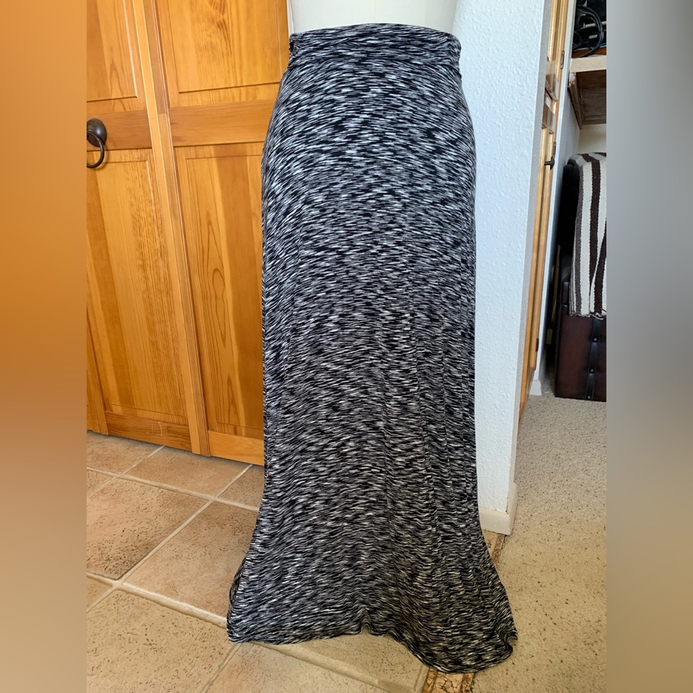 Closet clean out sale! Casual/semi professional maxi skirt in good condition